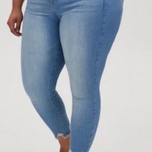 Bombshell Skinny Light wash frayed ankle